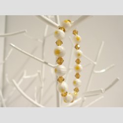 Glas Armbnd - Hvide Millefiori Glasperler - Ravfarvet Kantet Mellemperler