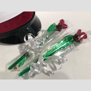 Studenter Gave - Rd Glas Rose med Grn Blad - Til Studenten - 16-17cm